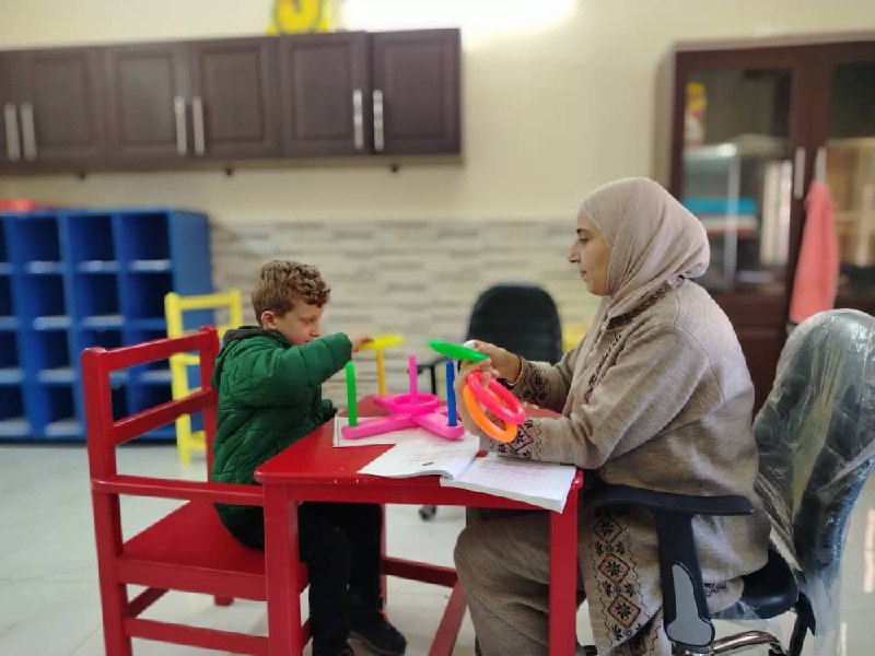 مركز "أنا وطفلي" في حماة يقدّم خدماته المجانية للأطفال ذوي التأخر النمائي