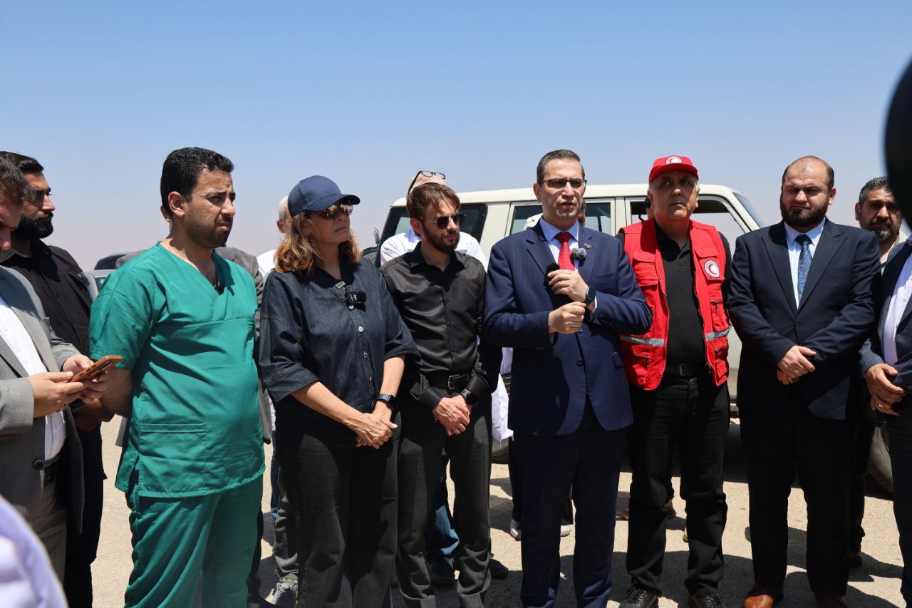انطلقت قافلة مساعدات طبية وغذائية من دمشق إلى السويداء,برفقة وفد وزاري يضم وزير الصحة ووزيرة الشؤون الاجتماعية والعمل، ومحافظ السويداء