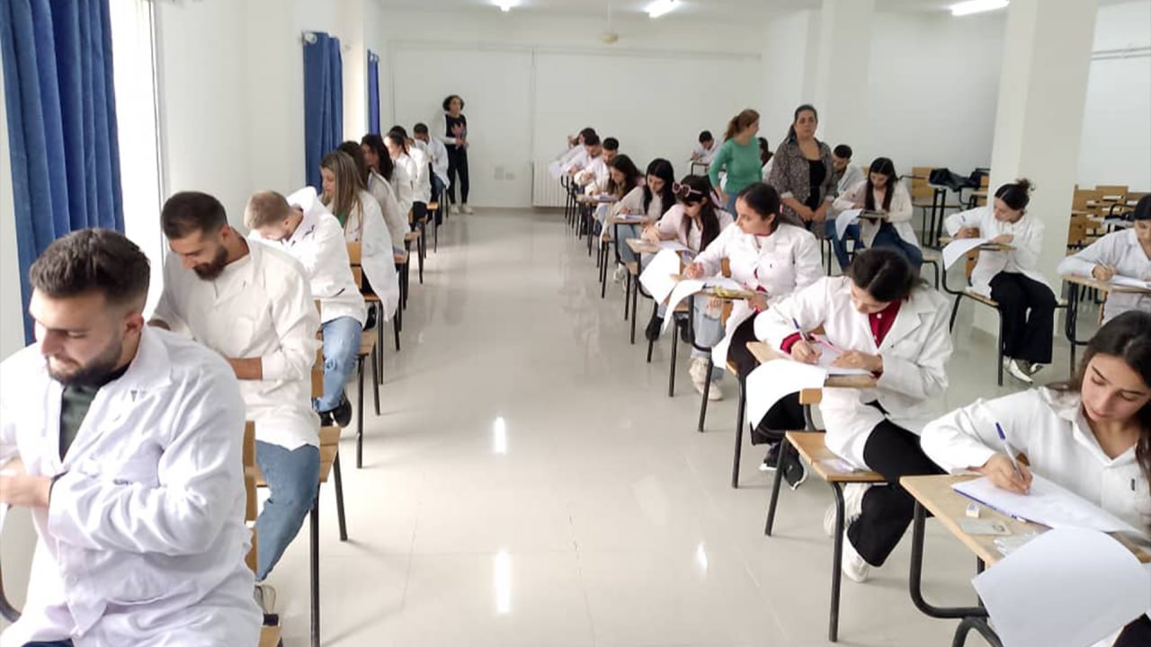 استعداداً للانخراط في العمل الصحي.. طلاب التمريض في سوريا يتقدّمون لامتحان الكولوكيوم النظري