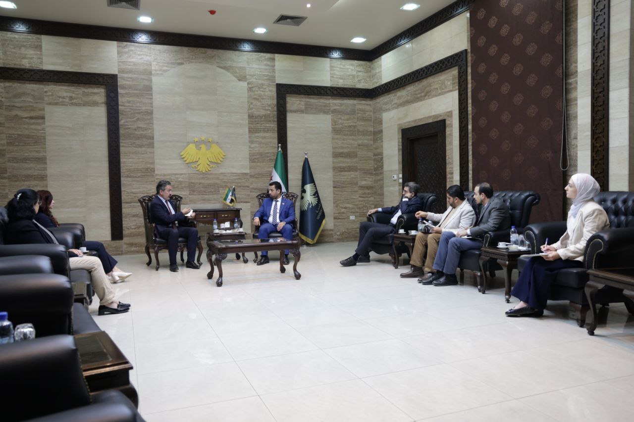 الصحة والصليب الأحمر يبحثان تعزيز التعاون في الطب الشرعي والطوارئ