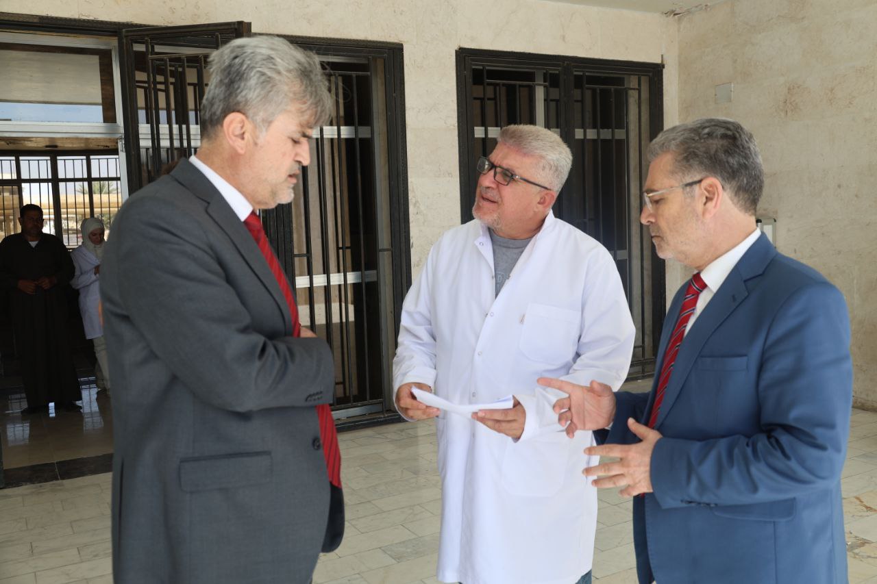 قام معاون وزير الصحة الدكتور "حسين الخطيب" بجولة تفقدية على المشافي والمراكز الصحية وفرق الإسعاف والطوارئ في حلب