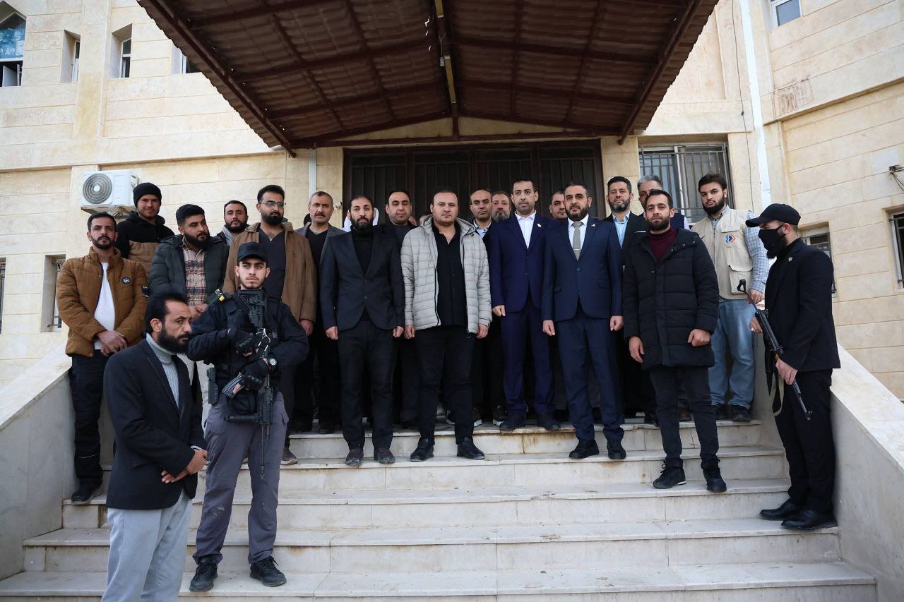 وصل وزير الصحة إلى منطقة الشدادي في ريف الحسكة الجنوبي اليوم الجمعة، في جولة تفقّدية