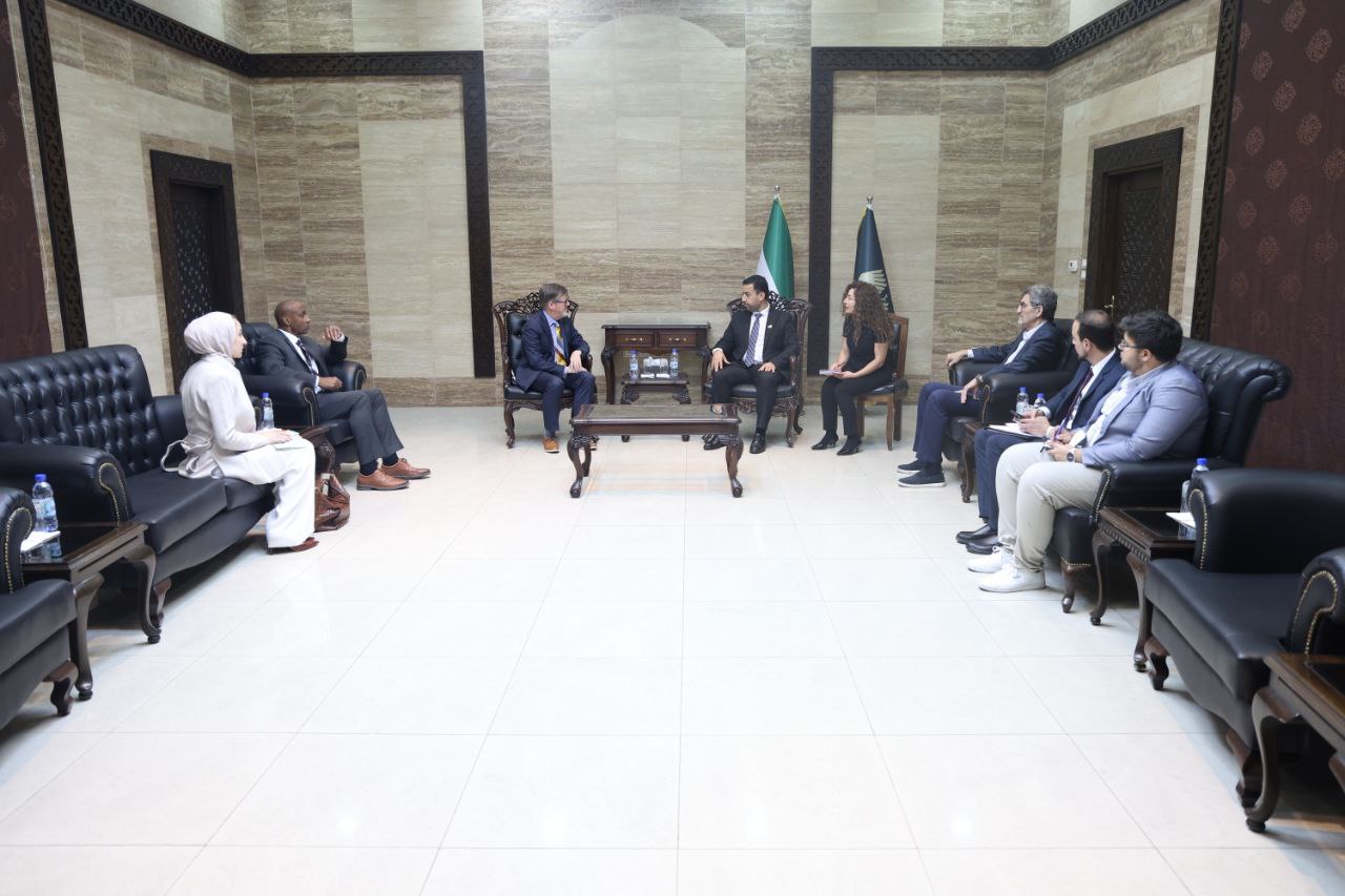 التقى وزير الصحة نائب رئيس غرفة التجارة الأمريكية "ستيف لوتس" لبحث سبل دعم القطاع الصحي